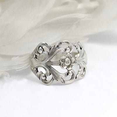 Ring redesignet av sølvbestikk i mønsteret viking rose.