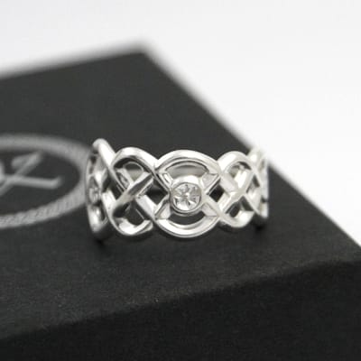Ring redesignet av sølvbestikk med mønsteret Rennebu