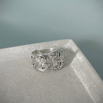 Ring redesignet av sølvbestikk 830s i mønsteret Valdres.
